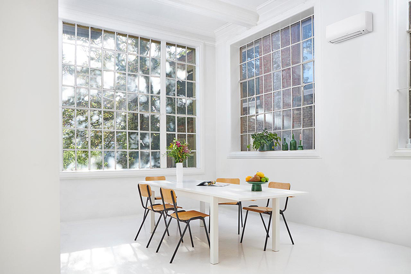 L'unité intérieure Daikin Comfora installée dans un séjour pour illustrer son design et beauté