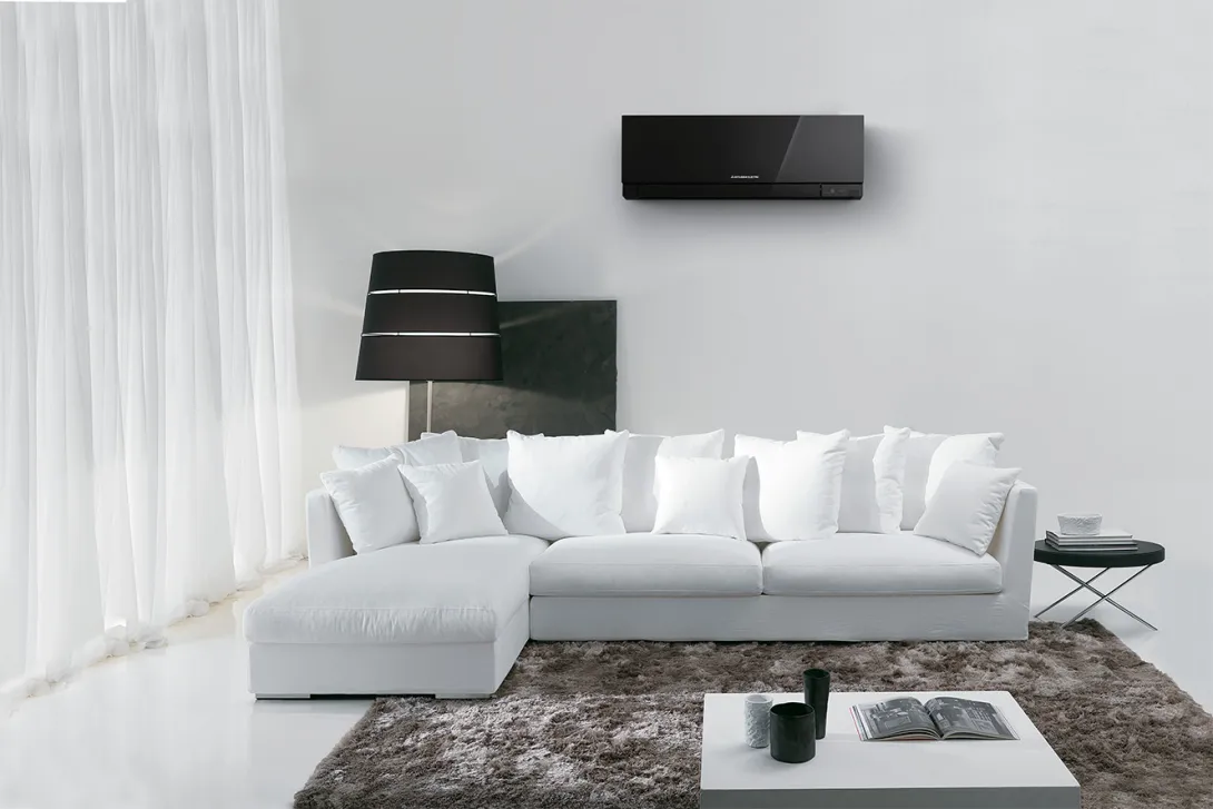 Mitsubishi Mural Design EF de couleur noir installée dans un ambiance séjour et canapé blanc